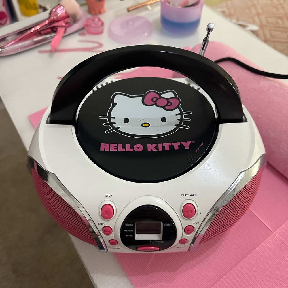 HELLO KITTY RADIO 2,000 STYLE !!